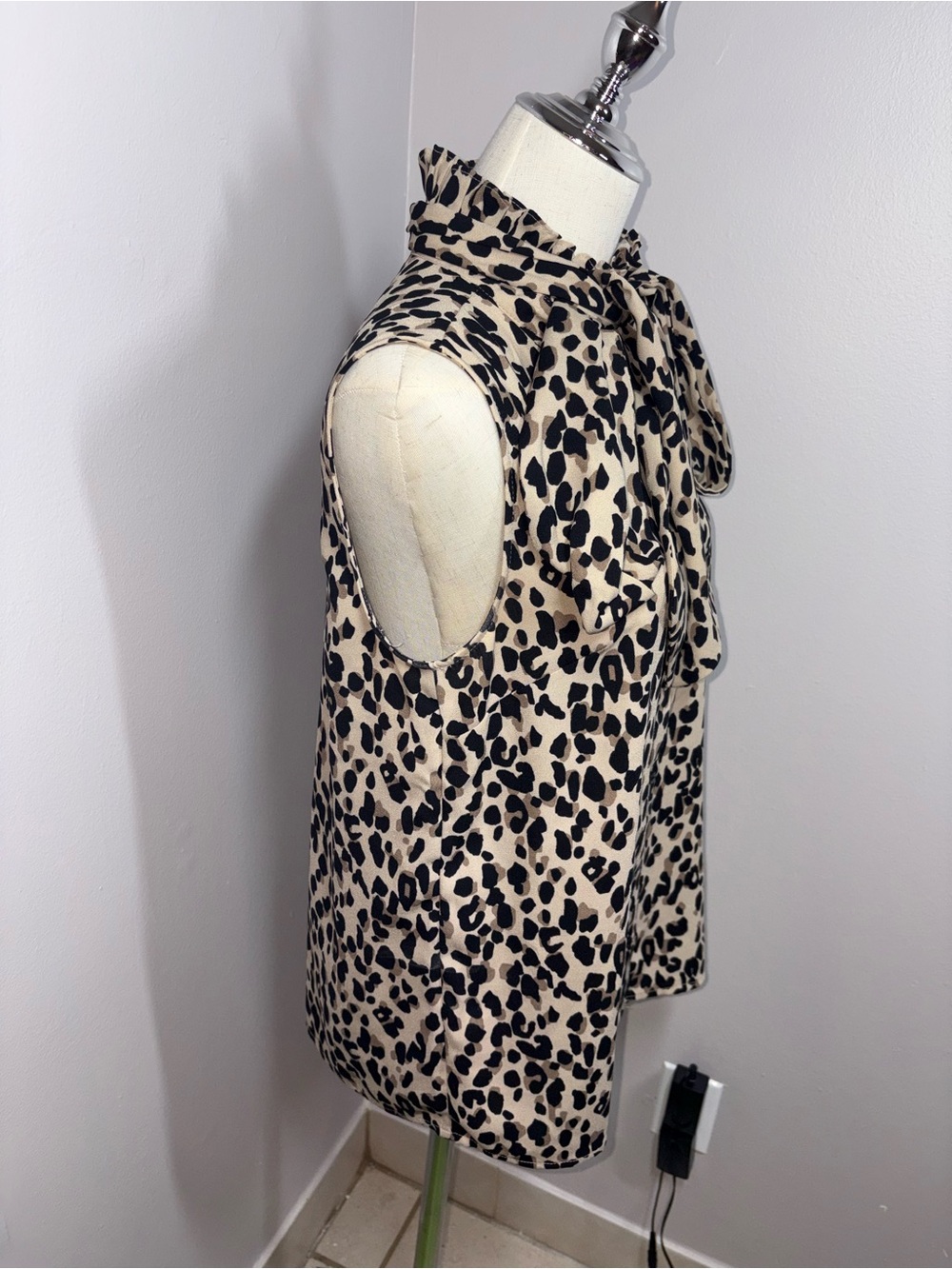 Halogen Sleeveless Tie Neck Leopard Print Blouse Careerwear Formal Size Small - Picture 12 of 16